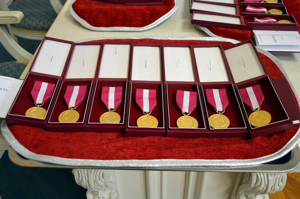 medal_1 16 urzędników wyróżnionych medalami Za Długoletnią Służbę