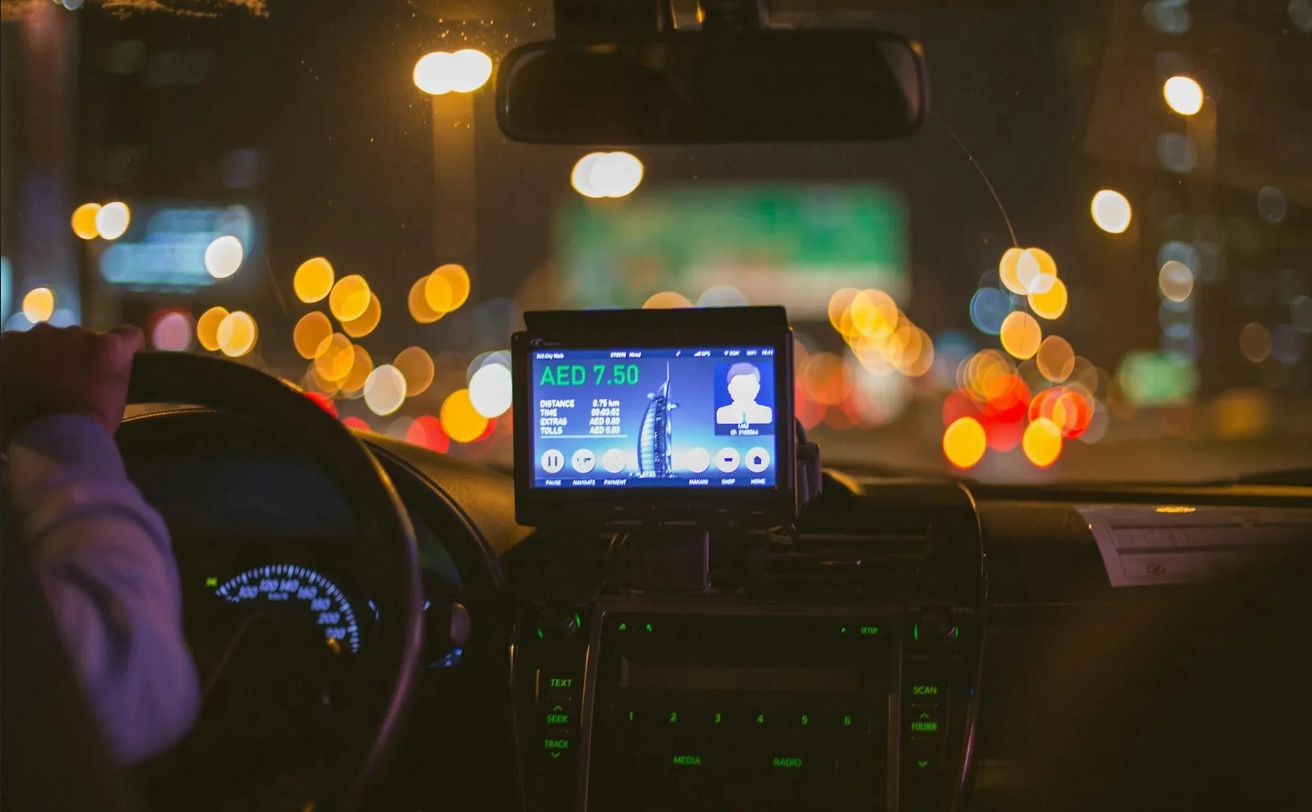 taxi-1 Kariera za kółkiem – ile kosztuje zawód taksówkarza, a ile kierowcy aplikacyjnego?